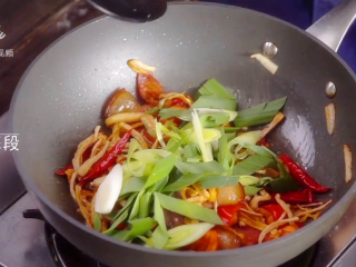 14、萝卜干炒腊肉-经典不衰的腊味美食,倒入30g青蒜段,再次翻炒