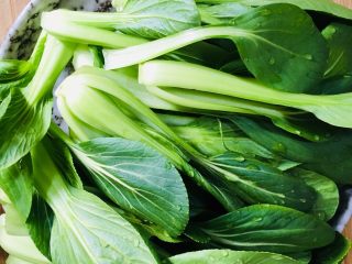 2、香菇炒油菜,油菜洗净