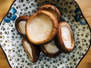 3、香菇炒油菜,香菇去蒂洗净