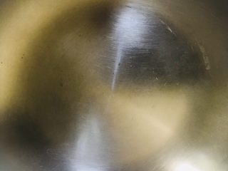 4、香菇炒油菜,锅中放水