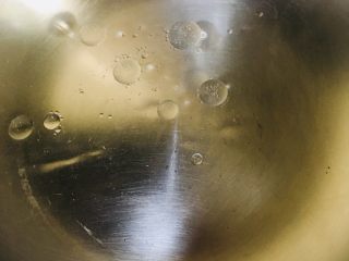 5、香菇炒油菜,滴入几滴食用油