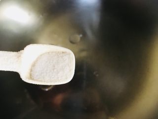 6、香菇炒油菜,再放入少许盐