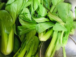 8、香菇炒油菜,放入油菜焯一下水