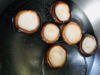 10、香菇炒油菜,再把洗净的香菇焯一下水