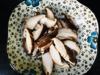 11、香菇炒油菜,捞出过冷水后切好备用