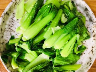 14、香菇炒油菜,盛出备用