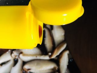 17、香菇炒油菜,调入生抽