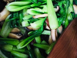 22、香菇炒油菜,与香菇混合翻炒均匀