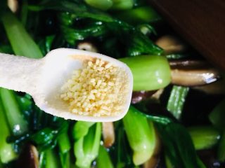 23、香菇炒油菜,调入少许鸡精