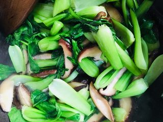 24、香菇炒油菜,炒匀出锅