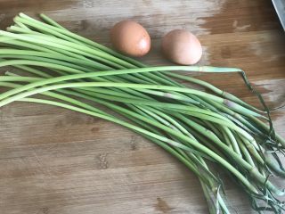 1、蒜苔炒蛋,准备好鸡蛋，蒜苔