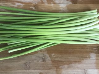 2、蒜苔炒蛋,蒜苔去头尾，洗净