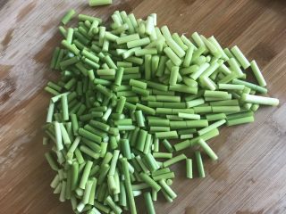 3、蒜苔炒蛋,切成小段，不要太长，够入味