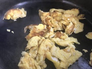 9、蒜苔炒蛋,翻面后，弄碎，备用