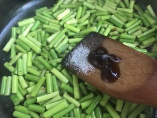 11、蒜苔炒蛋,翻炒均匀，七分熟后加入盐，耗油，再翻炒均匀焖锅一会儿