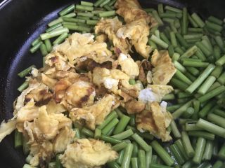 12、蒜苔炒蛋,再倒入煎熟的鸡蛋