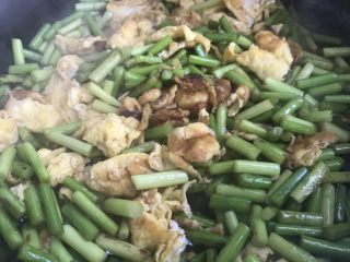 13、蒜苔炒蛋,加少量水 翻炒均匀即可出锅