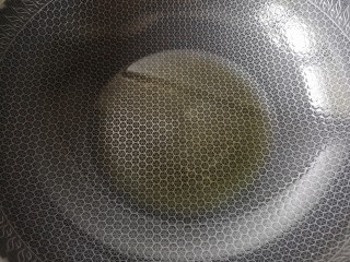 8、京酱肉丝,锅中适量油烧热。