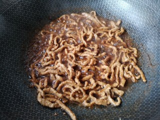 11、京酱肉丝,再加入2汤匙清水。