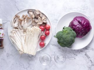 1、什锦菇沙拉,准备好所需食材和调味。