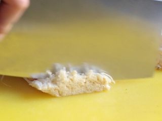 2、什锦菇沙拉,金针菇、白玉菇、蟹味菇去根部。