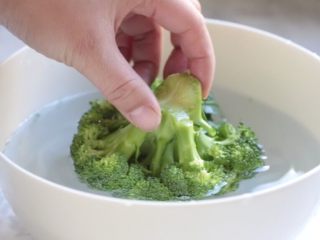 4、什锦菇沙拉,西兰花放盐水浸泡半小时。