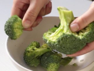 5、什锦菇沙拉,西兰花沥水后用手掰成小朵。