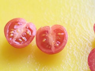 6、什锦菇沙拉,小番茄洗净对半切开。