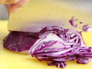 7、什锦菇沙拉,紫甘蓝切丝。