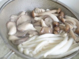 8、什锦菇沙拉,准备一锅清水，加入盐和油，水沸放入菌菇焯水2分钟。
