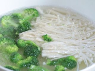 9、什锦菇沙拉,西兰花也焯水至熟。