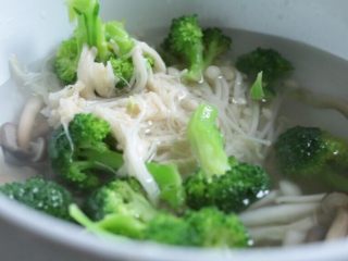 10、什锦菇沙拉,捞出的菌菇和西兰花放入冷水中过凉，然后沥水。