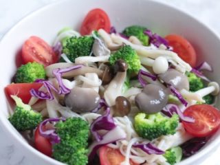 11、什锦菇沙拉,处理好的食材全部放入碗中。