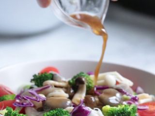 12、什锦菇沙拉,淋入日式口味的沙拉汁即可。