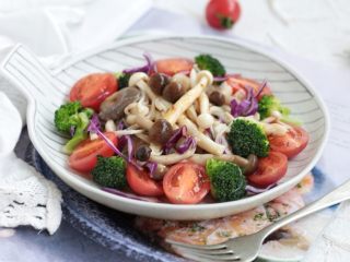 13、什锦菇沙拉,美味的什锦菇沙拉就完成了。