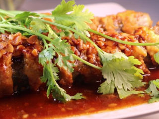 15、教你一个茄子的新吃法，又香又好吃一看就会,上桌前，加上几个香菜做点缀，这样一盘湘色味俱全的肉酿茄条就做好啦。