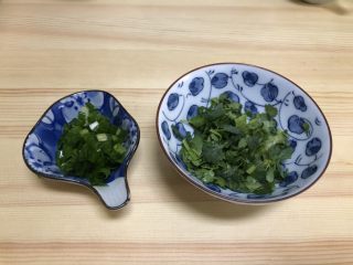 2、三鲜菌菇汤,葱和香菜切成末。