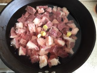 3、家常必备|土豆炖牛肉,冷水下锅，倒入适量料酒，加入姜片，开火，煮开后2分钟，关火