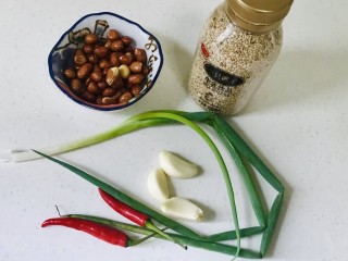1、凉拌千张,准备熟花生，芝麻，葱，蒜，小米辣