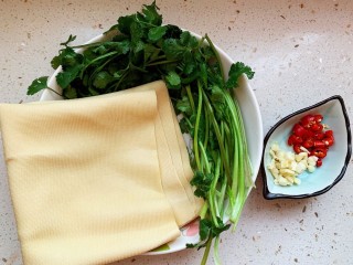 2、凉拌千张,准备千张，香菜，