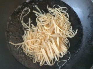 4、凉拌千张,把千张放入锅中焯水