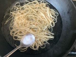 5、凉拌千张,开水中加少许苏打，可以千张变软，润滑