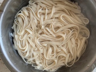 6、凉拌千张,焯过水后的千张用凉水浸泡