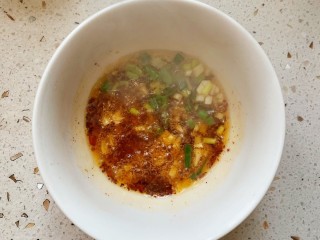 8、凉拌千张,锅中烧热油，倒入碗中