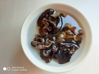 2、酱爆香菇木耳肉片,木耳提前用温水泡发，清洗干净后切成小朵。