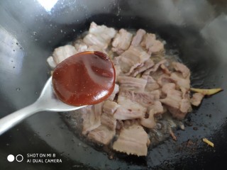 8、酱爆香菇木耳肉片,加入一勺甜面酱。