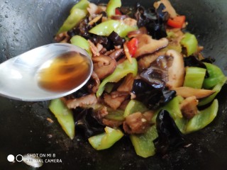 15、酱爆香菇木耳肉片,关火后再倒入半勺香油。