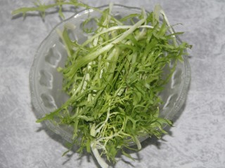 2、金枪鱼通心粉沙拉,洗净一把苦菊