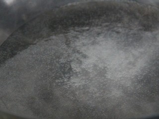 7、金枪鱼通心粉沙拉,锅里烧开水