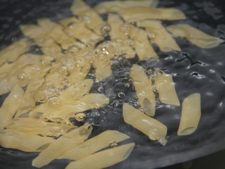 9、金枪鱼通心粉沙拉,煮8分钟左右